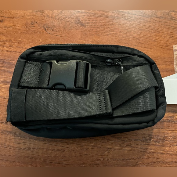 Lululemon NWT | Everywhere Belt Bag in Black/BlackVolume: 1L - Picture 10 of 10